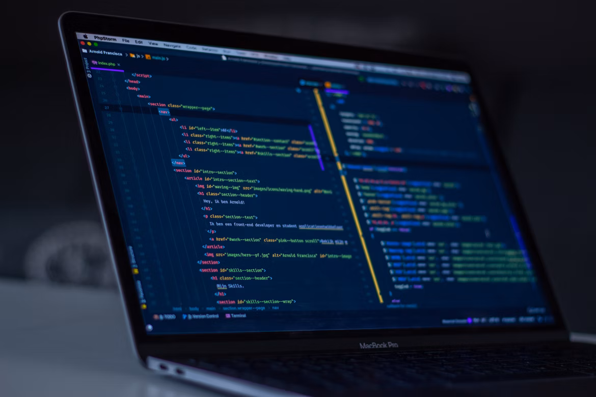 Espaço de trabalho com computador e equipamentos de desenvolvimento